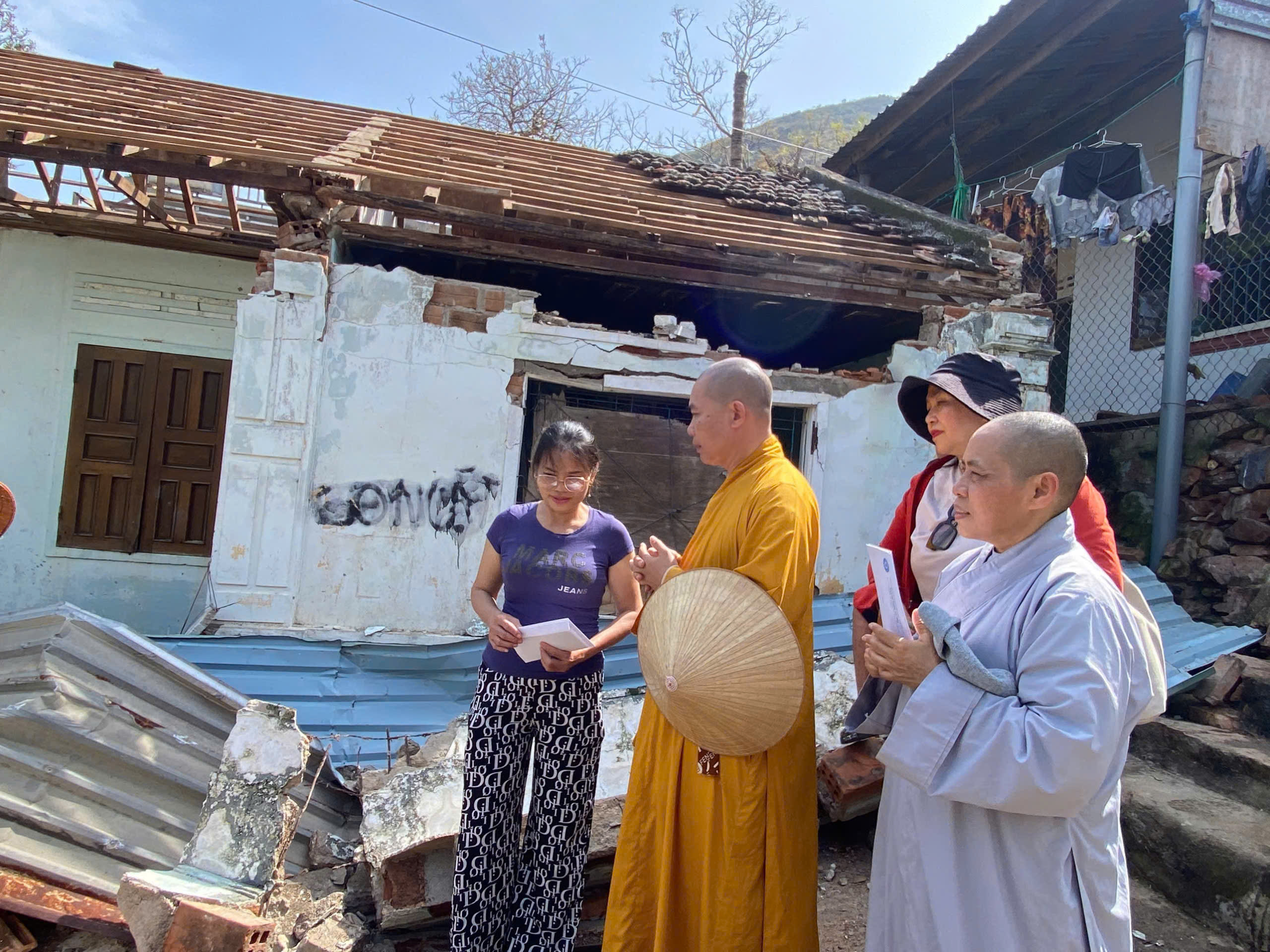 Ban Từ thiện Phật giáo tỉnh và các tự viện cứu trợ đồng bào bị thiệt hại do bão Kalmaegi Bão số 13 